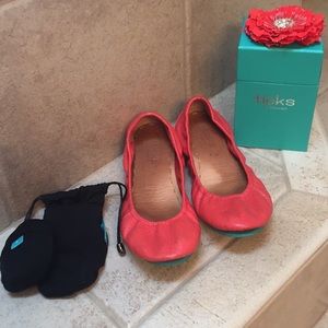 Size 8 Tieks in poppy with all accessories